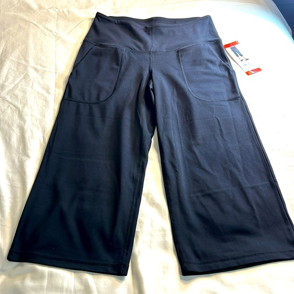 Tuff Athletics Pants - NWT Tuff Ladies Active Vida Capri Size M Black